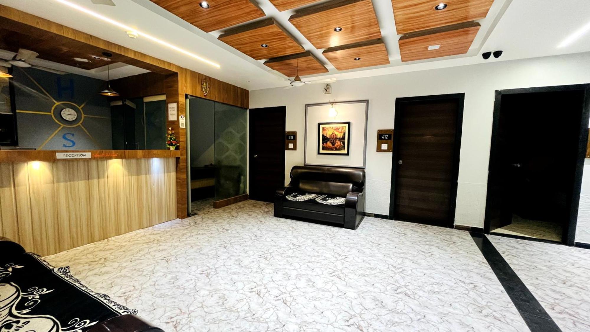 Shrimad Chandkheda Hotel 2*